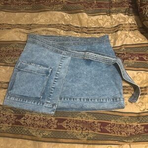 BAND NEW . Swank a posh skirt . Medium mineral wash. Very edgy . 😛 .